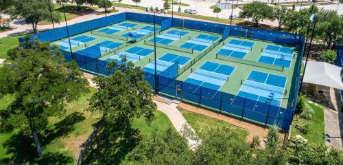 Tenis a/nebo squash v ubytování Hilton DFW Lakes Executive Conference Center nebo okolí
