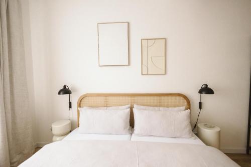 a bedroom with a bed with two pictures on the wall at ApartNaest Radeberg - vollausgestattete 1 - 4 Zimmer Apartments I 24h flexibler mobiler Check-in via Link I Parkplatz auf Anfrage I Platz für bis zu 60 Personen in Radeberg