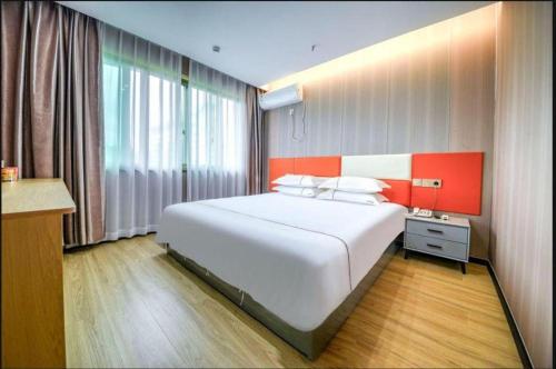 Ein Bett oder Betten in einem Zimmer der Unterkunft Yiwu Bairui Grand Hotel