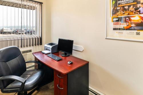 a office with a desk with a computer and a chair at Econo Lodge Inn & Suites High Level in High Level