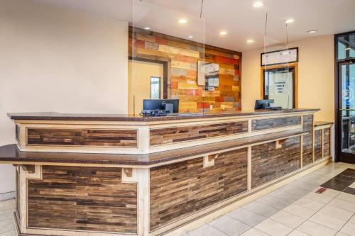 a bar in a restaurant with a stone wall at Econo Lodge Naval Station Norfolk in Norfolk
