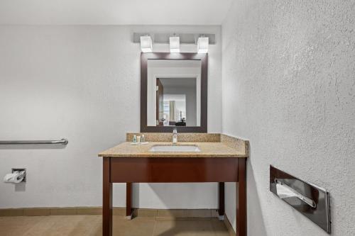 Phòng tắm tại Comfort Suites Near Casinos