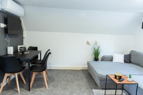 a living room with a couch and a table at PilisRelax-Stílusos Vendèghàz in Pilismarót