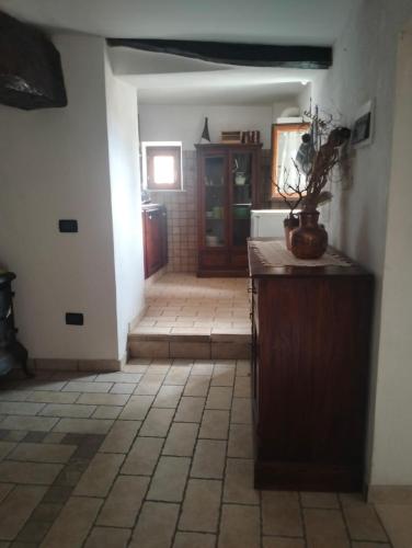 a room with a hallway with a counter and a door at il cortile in Calascio