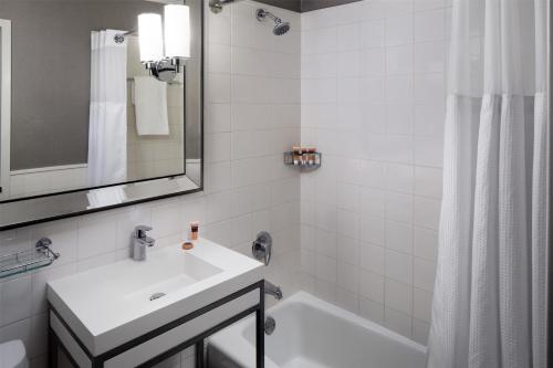 Park South Hotel, part of JdV by Hyattにあるバスルーム