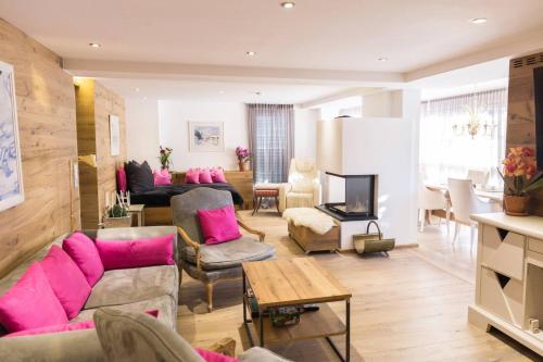 Trendguide Suites by Alpine Host Helpers