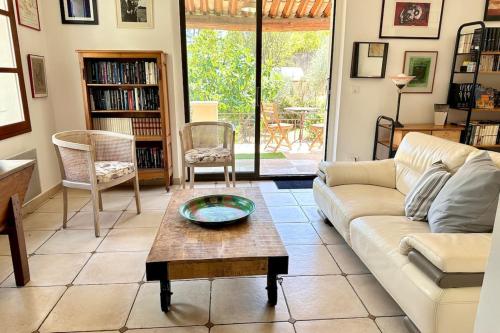 un salon avec un canapé et une table basse dans l'établissement Villa Hélène in the heart of the center of Fontaine de Vaucluse, à Fontaine-de-Vaucluse