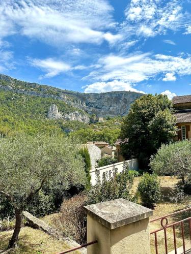 une maison avec vue sur les montagnes dans l'établissement Villa Hélène in the heart of the center of Fontaine de Vaucluse, à Fontaine-de-Vaucluse