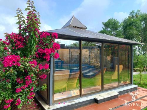 KolvanにあるSkyfall Pawana Lonavalaの庭園内のピンクの花の見世物