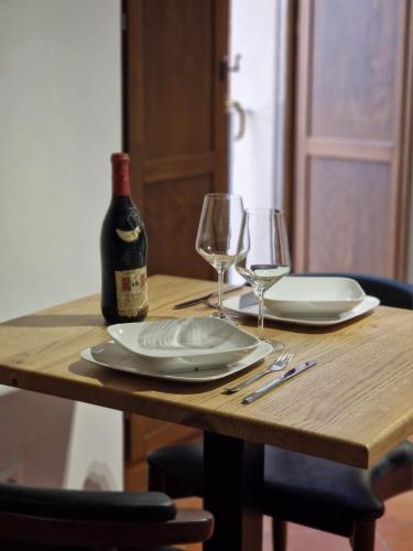 a table with two glasses and a bottle of wine at ArcoArilaci in Rieti