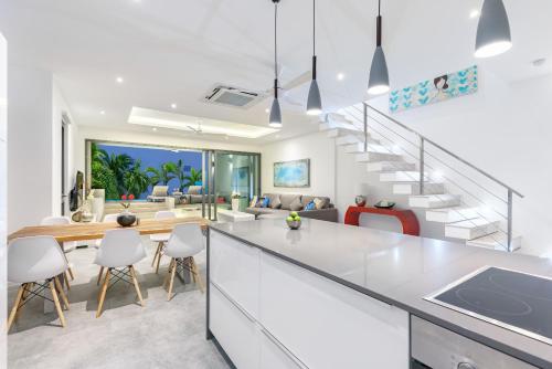 Η κουζίνα ή μικρή κουζίνα στο Villa Palm Vista - Private-Pool, Luxury Villa near Bangrak Beach