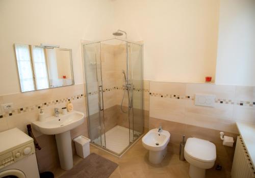 TrichianaにあるVilla Piloni Carfagnoiのバスルーム(シャワー、トイレ、シンク付)