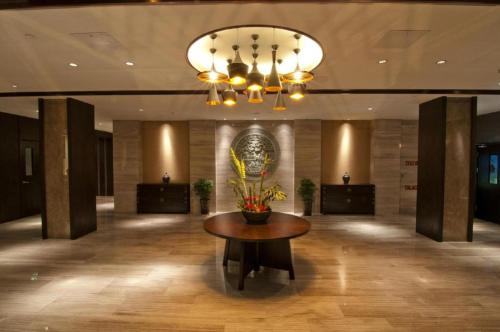 a lobby with a table and a chandelier at Dajiuhua Hotel in Chizhou