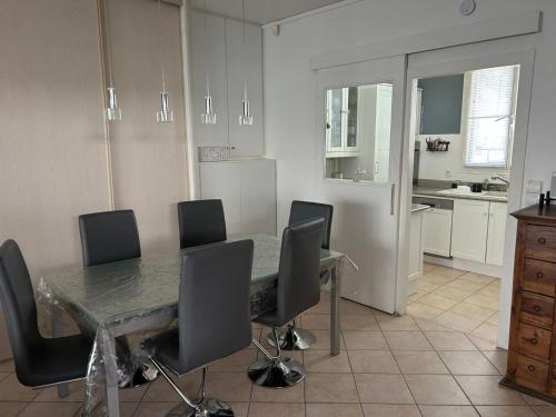 布洛涅-比扬古Idéal pour visiter Paris的餐桌、椅子和厨房