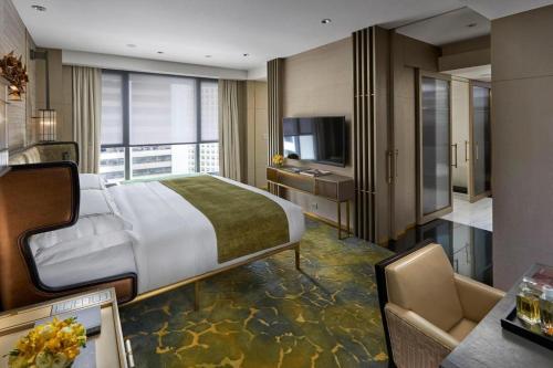TV a/nebo společenská místnost v ubytování The Landmark Mandarin Oriental, Hong Kong