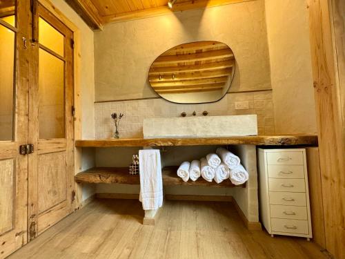 une salle de bain avec un lavabo et un miroir dans l'établissement Casona Azul Llue - Asturias Vacations, à Colunga