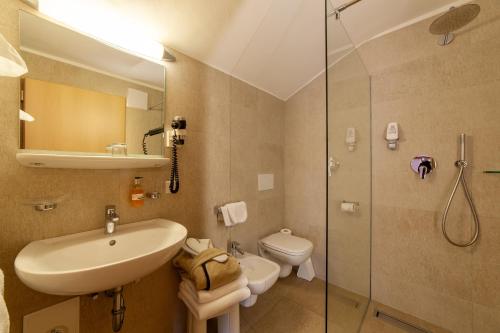 Koupelna v ubytování Almhotel Bergerhof