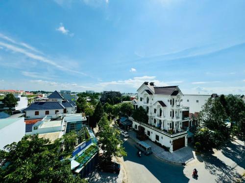 une vue aérienne d'une ville avec des maisons et une rue dans l'établissement GIA BẢO TÂY ĐÔ 3 Hotel, à Ấp Bình Thương