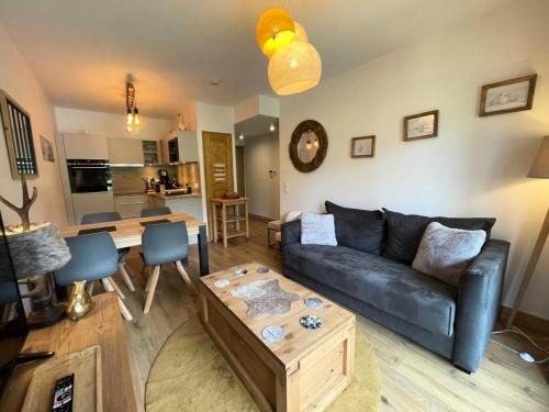 un salon avec un canapé et une table dans l'établissement Résidence Lumi Batiment B - LUMI B 304 MAE-7231, à Valmorel