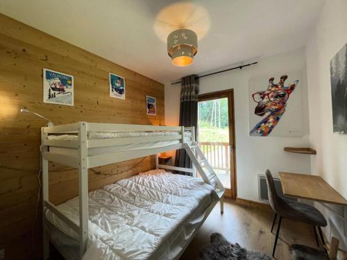 une chambre avec un lit superposé et un bureau dans l'établissement Résidence Lumi Batiment B - LUMI B 304 MAE-7231, à Valmorel