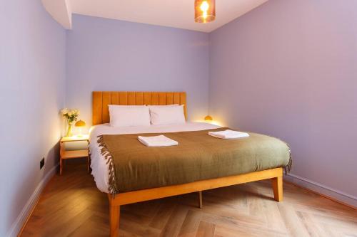 Postel nebo postele na pokoji v ubytování Stylish 1BR City Apartment with Views