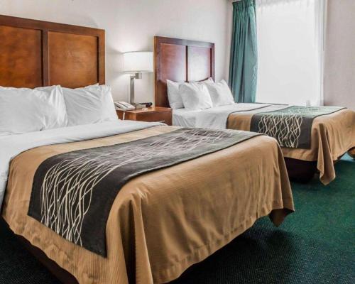 Postel nebo postele na pokoji v ubytování Quality Inn Waynesburg - Morrisville