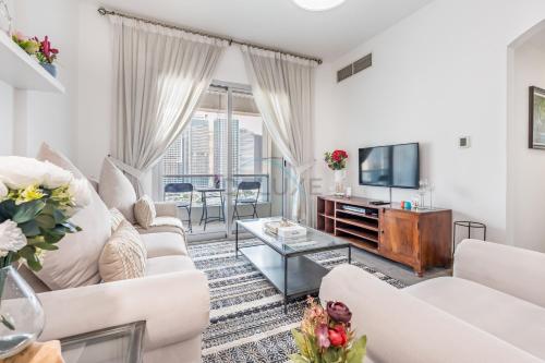 Metro-Accessible 2BR, Easy Reach to Marina Mall and JBR Beach, Featuring Stunning SZR & City Views, Marina Diamond 2, Dubai Marina by Deluxe Holiday Homes