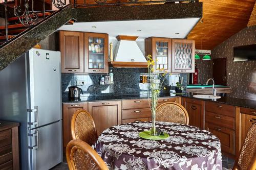 uma cozinha com uma mesa com um vaso sobre ela em Villa Katalina em Varna City