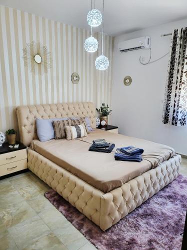 sypialnia z dużym łóżkiem w pokoju w obiekcie Beachfront Saranda w Sarandzie