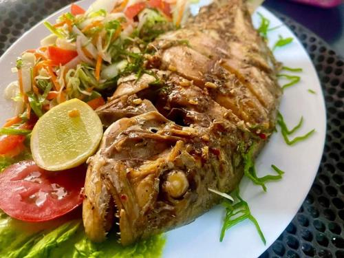 ホテルの敷地内または近くでの食事または食べ物