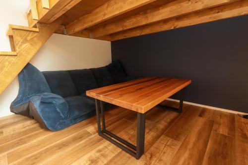 a living room with a couch and a wooden table at Wellリゾート富士 in Gotemba