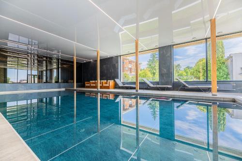 カルジャにあるResidence Šírava ***の青い水の建物内のスイミングプール