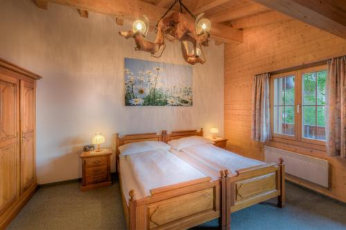 Postel nebo postele na pokoji v ubytování Hotel Wildbach Brienz