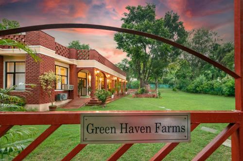 Taman di luar Hostie Tranquil Greens farmhouse near Golf course road Gurgaon