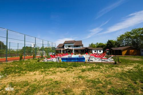 Πισίνα στο ή κοντά στο Popasul Montan - Piscina, Tenis & Vedere Munte