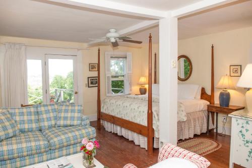 a bedroom with a bed and a couch at Orchard Inn in Saluda