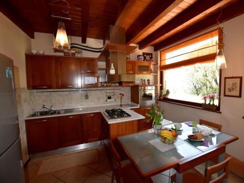 Dapur atau dapur kecil di Villa in Pisogne with pool, garden and lake view