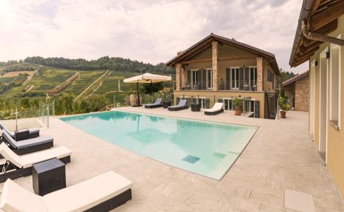 a villa with a swimming pool and a house at Casa Visette in Monforte dʼAlba