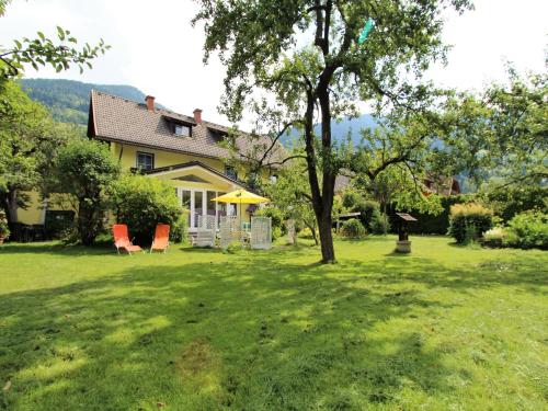 Un jardín fuera de Cozy Apartment in Feld am See near Ski Slopes