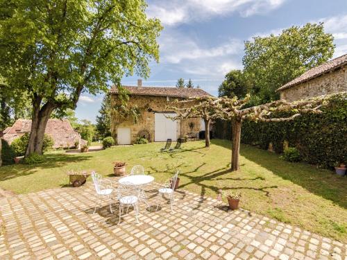 Zahrada ubytování Ritzy Mansion in Sourzac with Tennis Court