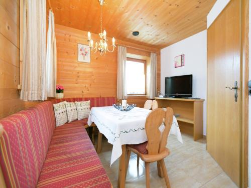 Alluring Apartment with Swimming Pool in Waidring Tyrolにあるテレビまたはエンターテインメントセンター