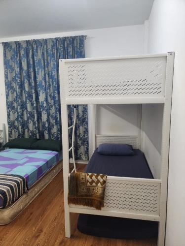 a bunk bed in a room with a bunk bedutenewayangering at Homestay Zaishazali in Gelugor