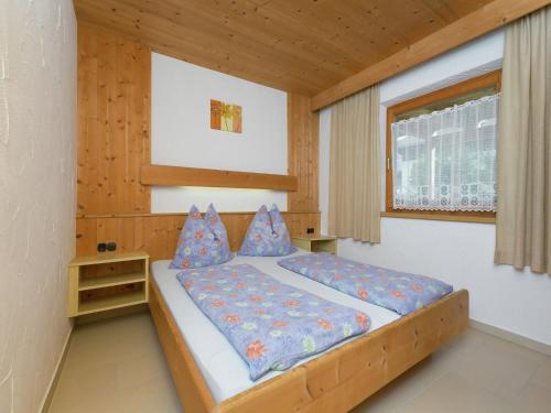 Alluring Apartment with Swimming Pool in Waidring Tyrolにあるベッド