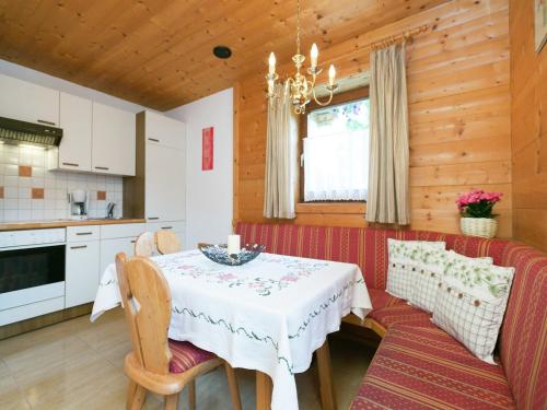 Alluring Apartment with Swimming Pool in Waidring Tyrolにあるキッチンまたは簡易キッチン