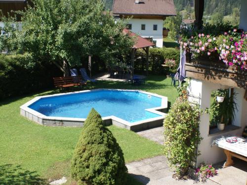 Alluring Apartment with Swimming Pool in Waidring Tyrolの敷地内または近くにあるプール