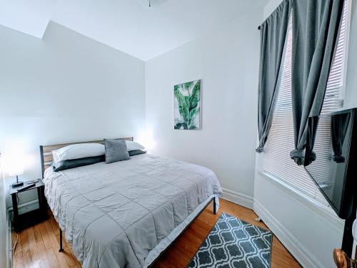 a bedroom with a bed and a window at The Roscoe Village Guesthouse in Chicago