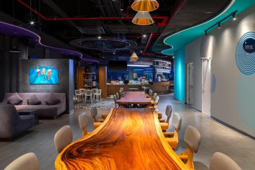 a conference room with a wooden table and chairs at Tru by Hilton Hau Giang City Centre in Vị Thanh