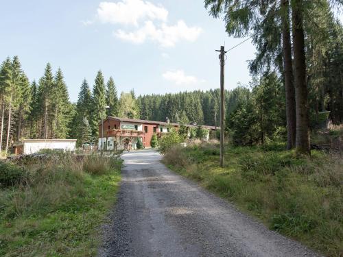 un camino de tierra delante de una casa en Luxurious Apartment in Jägersgrün with Saunas, en Jägersgrün