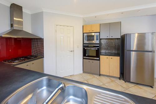 Dapur atau dapur kecil di Seacrest - Spacious Beachside Retreat