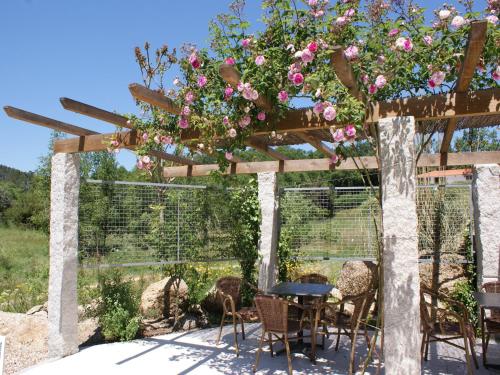 Κήπος έξω από το Spacious holiday home on estate near Covas
